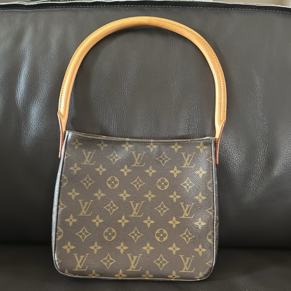 Louis Vuitton Looping MM Monogram Shoulder Bag - Picture 2 of 16